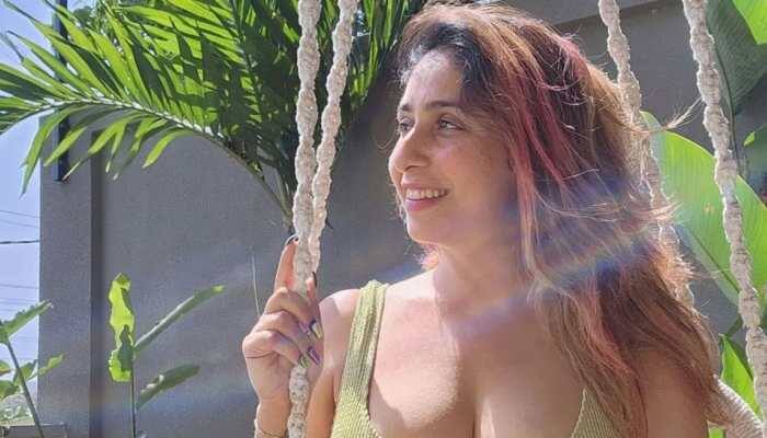 Neha Bhasin Sets Temperature Soaring In Green Bikini, Flaunts Her Curves 