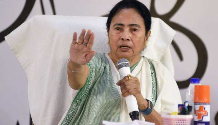 Bengal CM Mamata Banerjee Sits Overnight In &#039;Dharna&#039; Against Centre, Raises Political Temperature