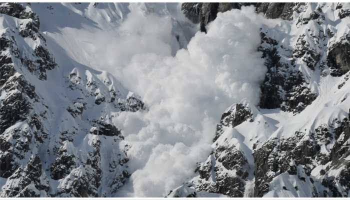 सिक्किम के नाथू ला में भारी हिमस्खलन, 7 पर्यटकों की मौत, 11 घायल Heavy avalanche in Sikkim's Nathu La kills 7 tourists, 11 injured