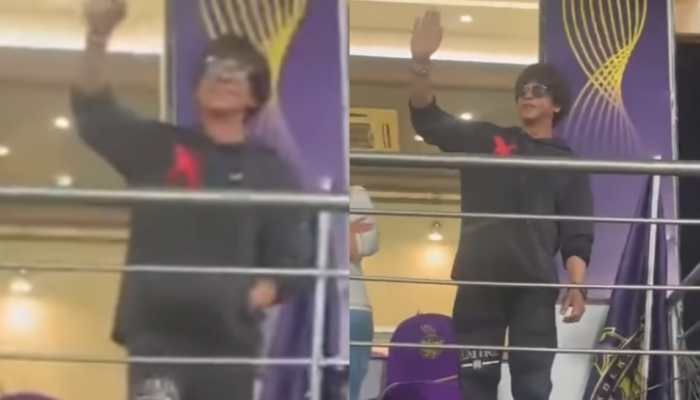 Shah Rukh Khan Does &#039;Jhoome Jo Pathaan&#039; Hook Step For Fans At KKRvsRCB Match At Eden Gardens