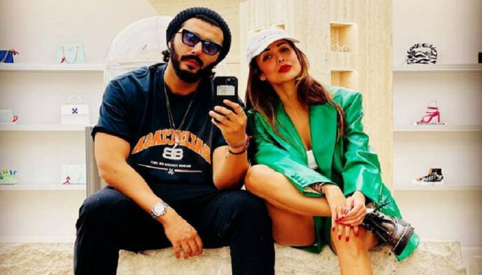 Arjun Kapoor Drops Sexy Mirror Selfies With Girlfriend Malaika Arora, Check Them Out