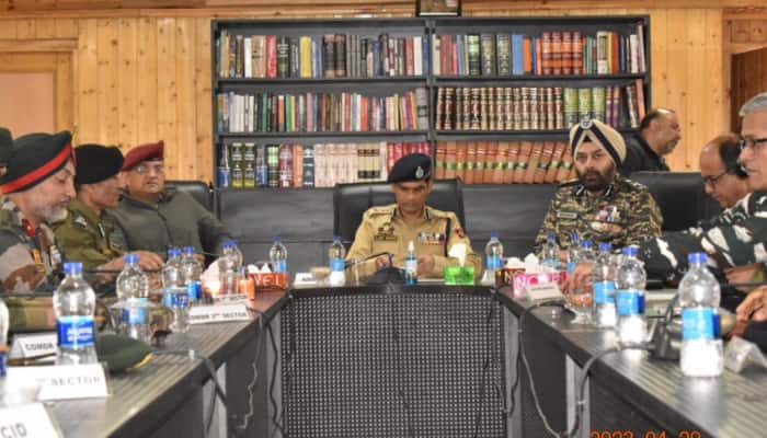 Senior Kashmir Cop Holds Meeting On Vehicle-Borne IED Threat
