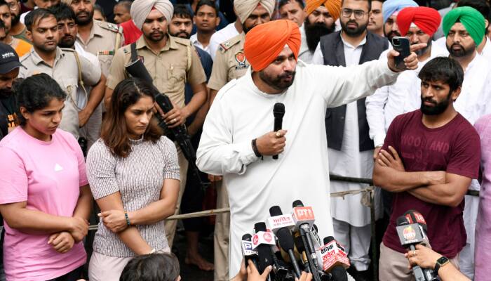 Navjot Singh Sidhu Meets Protesting Wrestlers, Asks Why FIR Against WFI Chief Was 'Delayed'