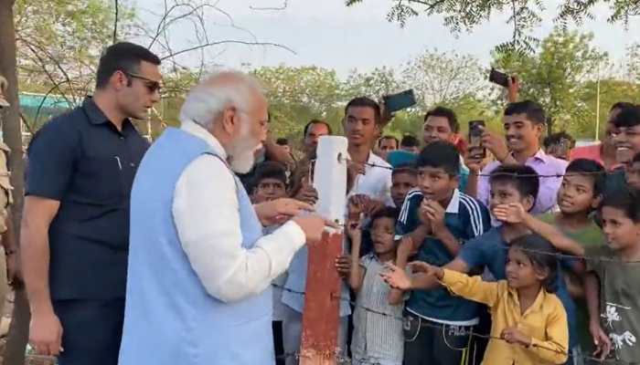 &#039;Don&#039;t You Want To Become A PM?&#039;: Modi&#039;s Interaction With Kids In Karnataka Goes Viral