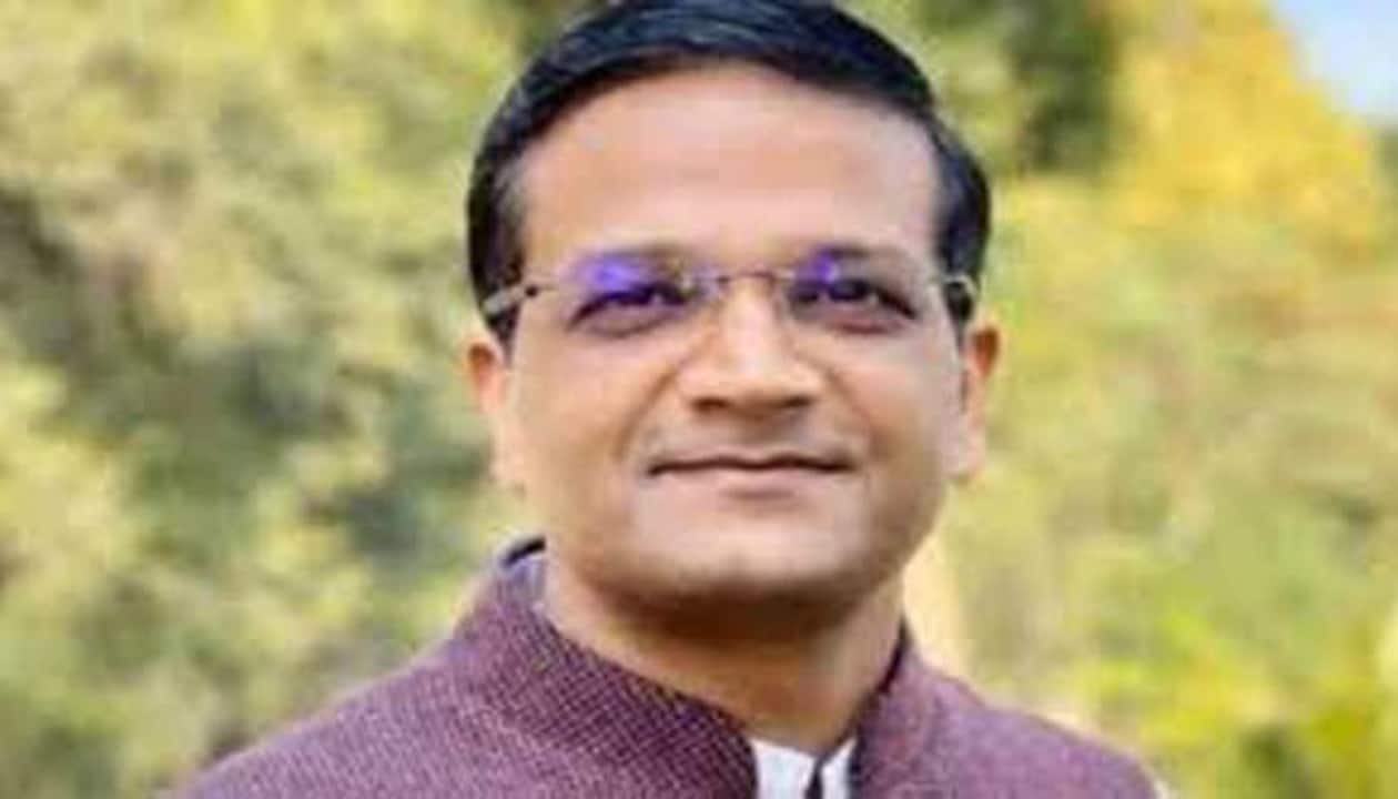 पूछताछ के लिए जेल से ED ऑफिस लाए गए निलंबित IAS छवि रंजन, कोर्ट ने कल दी थी…- Suspended IAS Chhavi Ranjan brought from jail to ED office for questioning, court had given…