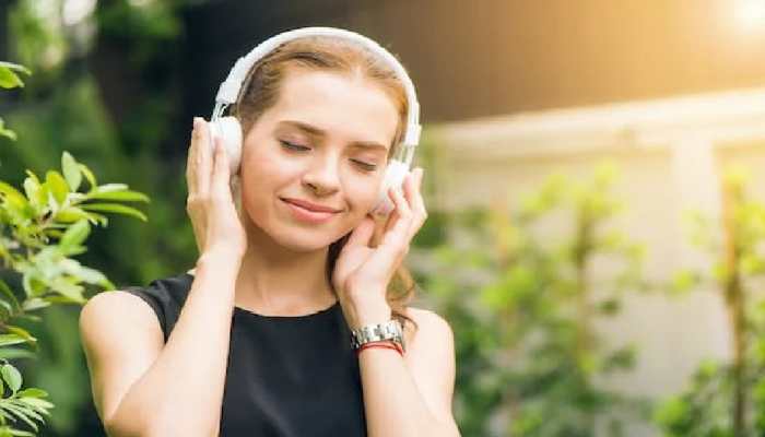 Listening To Music May Reduce Virtual Reality Headaches: Study 