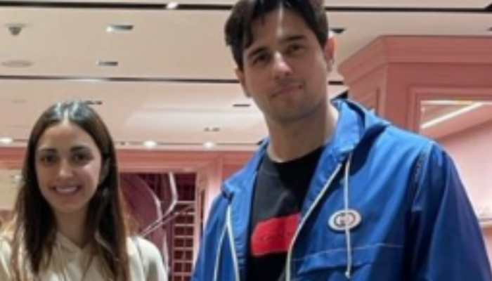 Sidharth Malhotra-Kiara Advani&#039;s Pic Vacationing In Japan Goes Viral