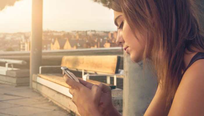 Smartphone Addiction: Stepping Outside Not Enough To Beat Over-Usage