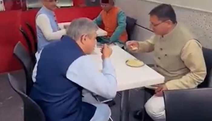  Railways Minister Ashwini Vaishnaw And Uttarakhand CM Enjoy Kulfi