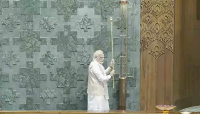 Watch: PM Modi Installs Sacred &#039;Sengol&#039; In Lok Sabha Chamber Of New Parliament