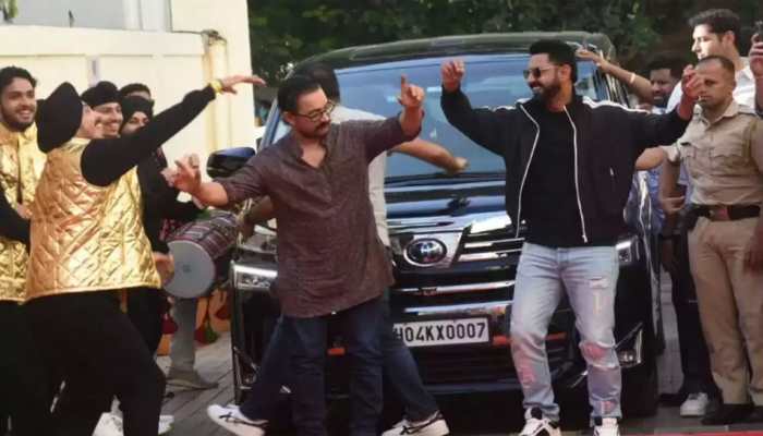 Aamir Khan Shows Off His Impromptu Bhangra Moves At &#039;Carry On Jatta 3&#039; Trailer In a Kurta And Jeans - Watch