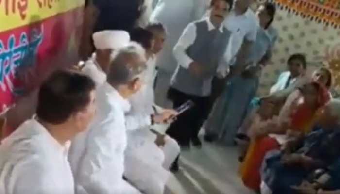 Angry Ashok Gehlot Throws Mike, Rebukes SP, Collector During &#039;Mehgai Rahat Shivir&#039;