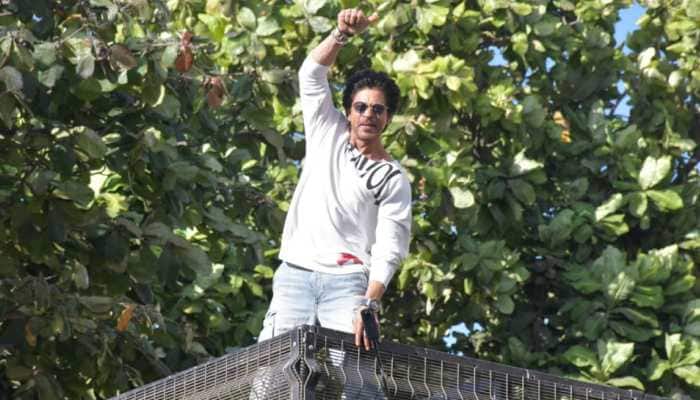 Viral Video: Shah Rukh Khan Greets Ocean Of Fans Outside Mannat, Grooves To &#039;Jhoome Jo Pathaan&#039;