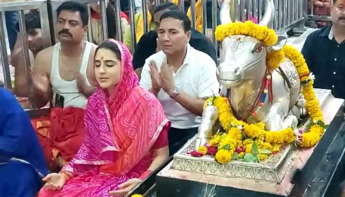 Sara Ali Khan Performs Puja Rituals, Loses Herself In Bhajan At Mahakaleshwar Temple - Watch