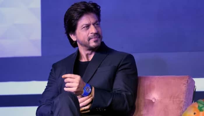 Fact Check: Shah Rukh Khan Denied Fan&#039;s Request To Smoke A Cigarette With Him