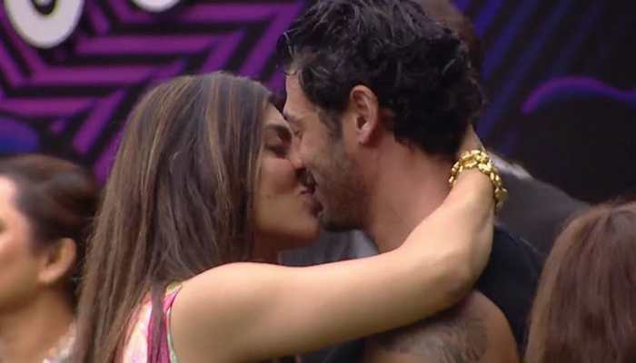 Bigg Boss OTT 2: Akanksha Puri And Jad Hadid's Passionate 30-Sec Lip Kiss Shocks Contestants, Off-Camera Trolls Have a Field Day