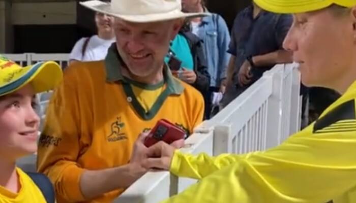 Fan calls Alyssa Healy-led Australia best in the world, receives memorable gift - WATCH