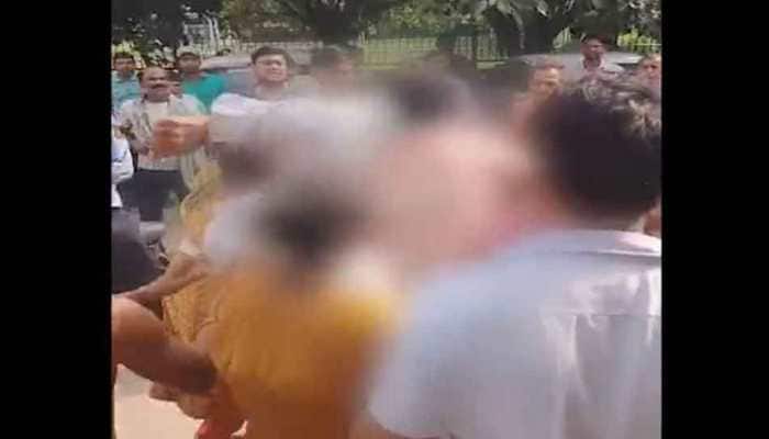Woman Pilot, Husband Thrashed In Delhi&#039;s Dwarka For Allegedly Torturing 10-Year-Old Girl - WATCH