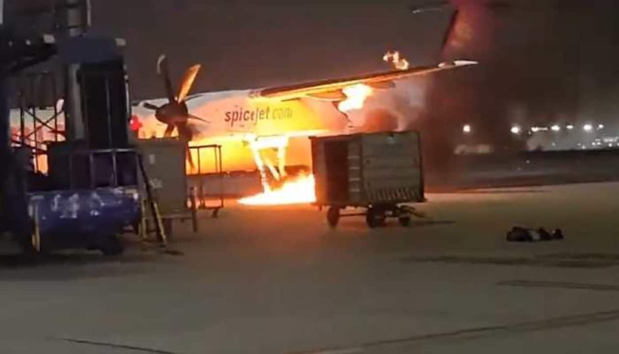 Video: SpiceJet Aircraft Catches Fire At Delhi Airport During Engine  Maintenance Work | Aviation News | Zee News