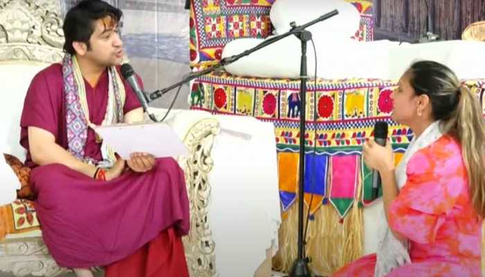 WATCH: London Girl Claims 'Everything Is Fixed In Divya Darbar', Baba Bageshwar Dham Sarkar Takes Out Her Scroll And...'