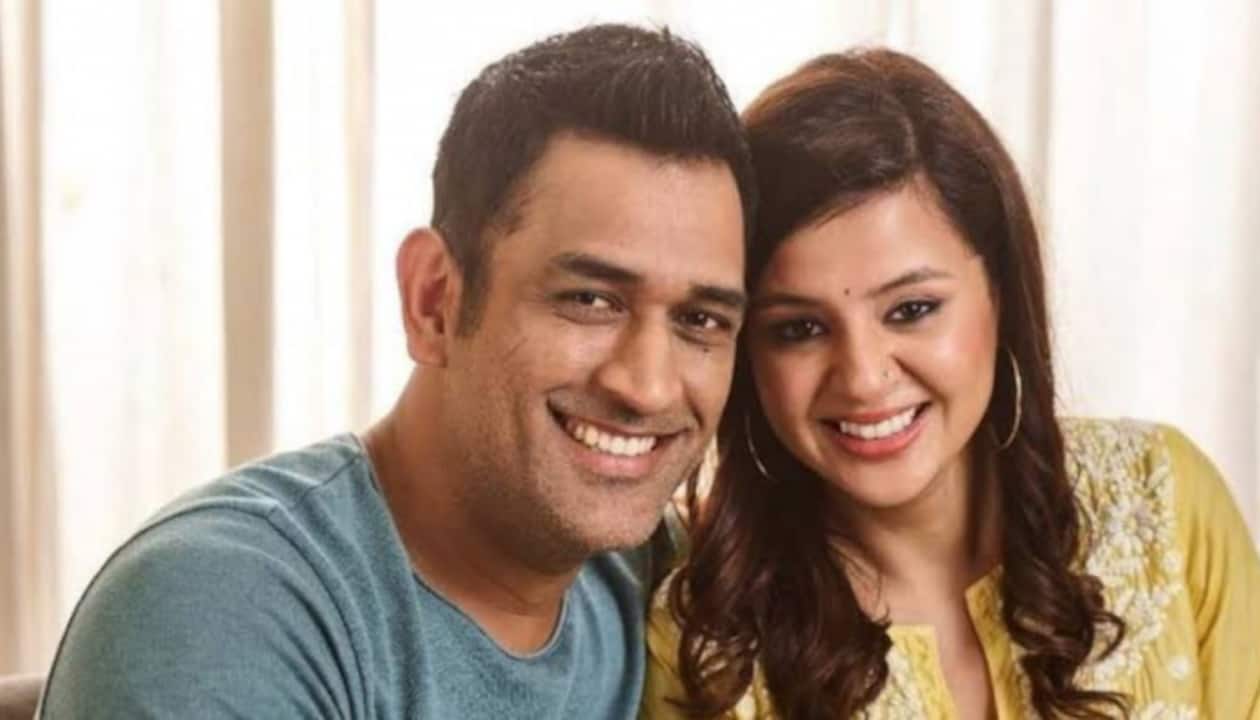 Sakshi Dhoni In Awe Of Fans' Craze For MS Dhoni Ahead Of IPL 2023 Final  Between CSK & GT, WATCH Viral Video | Cricket News, Times Now