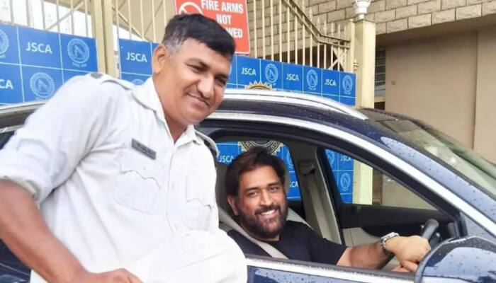 MS Dhoni Stops Car To Click Photo With Traffic Cop Outside Ranchi Cricket Stadium; Pic Goes Viral