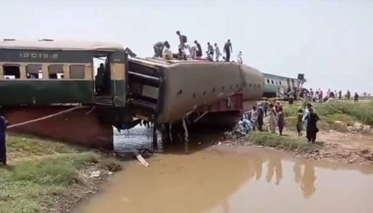 Pakistan Train Accident: Death Toll Jumps To 30; 80 Injured After 10 Coaches Of Hazara Express Derail In Sindh | World News | Zee News