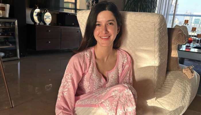 Shanaya Kapoor Turns Into Desi Barbie, Looks Stunning In Majestic Pink Anarkali Dress