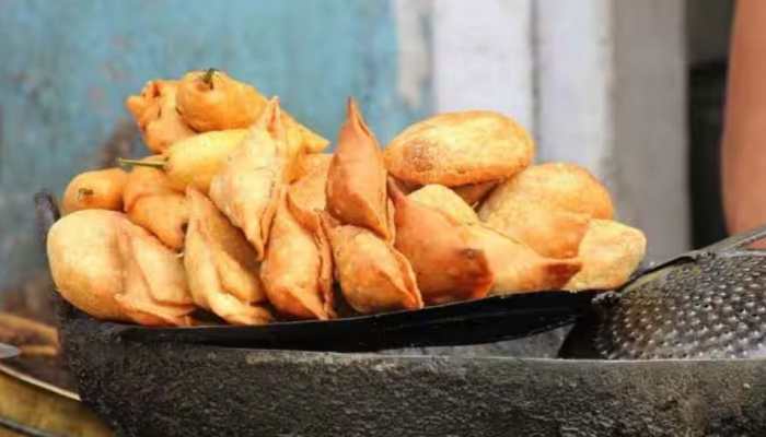 Samosas To Chaat: 5 Mouth Watering Monsoon Snacks You Must Try