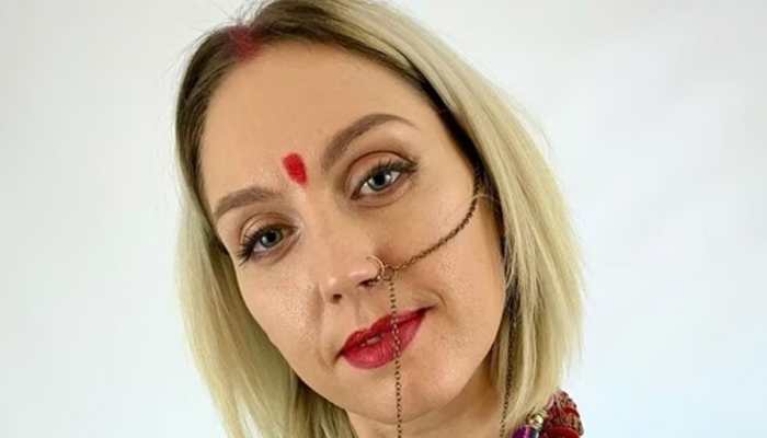 Independence Day: Ukranian Singer Uma Shanti Flings Indian flag At Crowd During Pune Concert