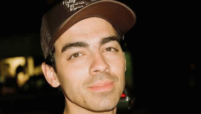 Joe Jonas Performs On Stage Without Wedding Ring For First Time