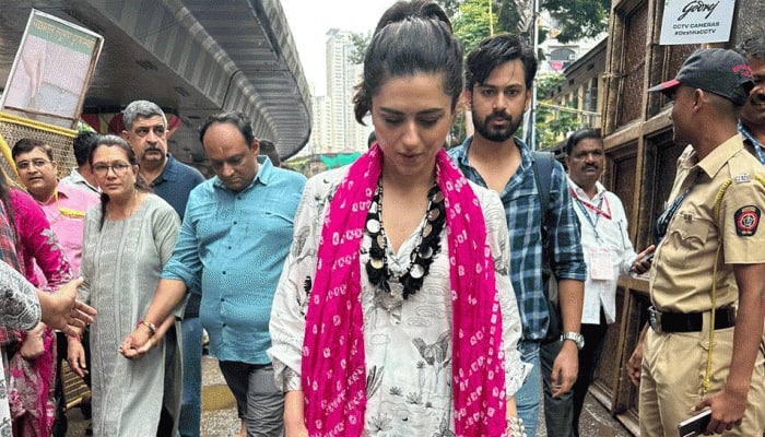 Ridhi Dogra Seeks Blessings At Lalbaugcha Raja On Her Birthday