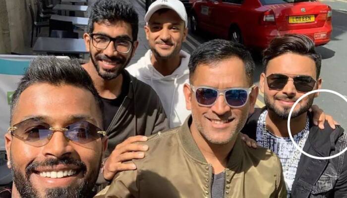 Mayank Agarwal Solves &#039;Who&#039;s Hand Is It&#039; Mystery Behind 2019 World Cup Viral Picture Featuring Rishabh Pant, MS Dhoni