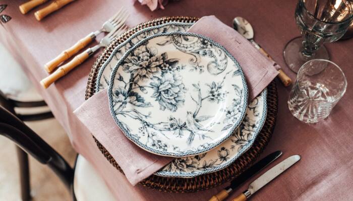 Dine In Style: How To Arrange Dinner Sets And Tableware For Family Dinners? Guide To Stunning Tablescapes