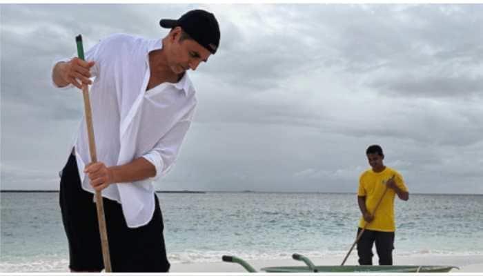 Akshay Kumar Cleans Beach In Support Of PM Modi&#039;s ‘Swachhata Hi Seva’ Campaign 