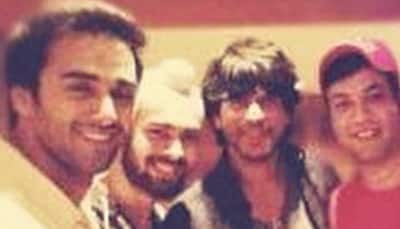 Mrigdeep Singh Lamba Shares Priceless Picture of Fukrey Gang With Shah Rukh Khan
