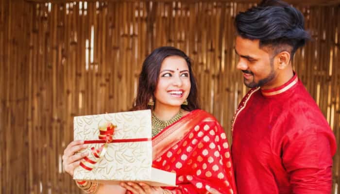 Best Durga Puja Gifts For Your Wife: 7 Thoughtful Ideas To Celebrate The Festival