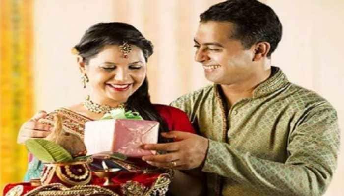 Karwa Chauth 2021 Gift Ideas: 7 thoughtful gift ideas for your wife this  festive season - India Today
