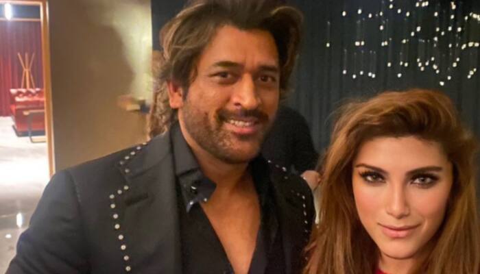 MS Dhoni Steals Spotlight At Shah Rukh Khan&#039;s Birthday Bash, Check Viral Pics Here