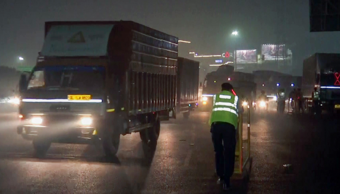 Delhi Police Cracks Down On Polluting Trucks At Ghazipur, Tikri Borders Amid Pollution Crisis Delhi Police Cracks Down On Polluting Trucks At Ghazipur, Tikri Borders Amid Pollution Crisis