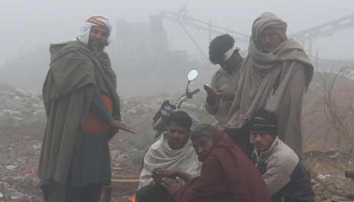 Delhiites Brace For Chilly Winter As Temperature Drops Below 5 Degrees, Fog Engulfs North India