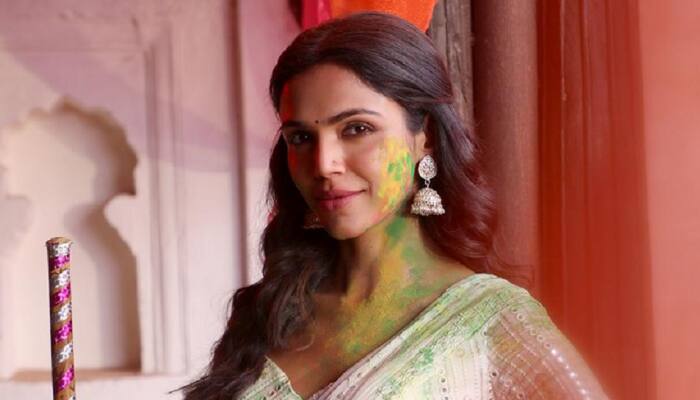 Shriya Pilgaonkar Impresses Fans With Her Vibrant Dance Moves In Lath Maar Holi From 'Dry Day' 