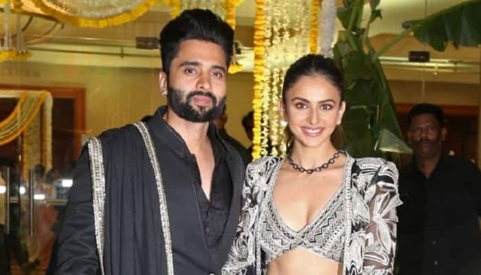 Jackky Bhagnani&#039;s House Lit Up Ahead Of His Wedding With Rakul Preet Singh, Actress Arrives For Dhol Night: Watch 