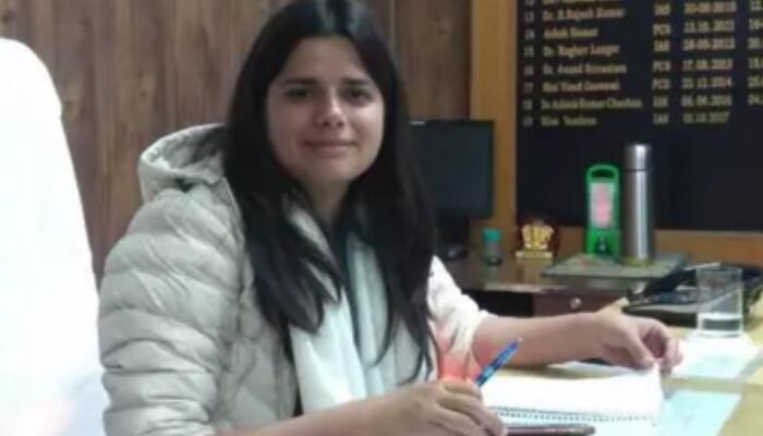 UPSC Success Story: IAS Vandana Singh Chauhan Shatters Taboos, Secures AIR-8 In Debut Attempt Without Coaching 