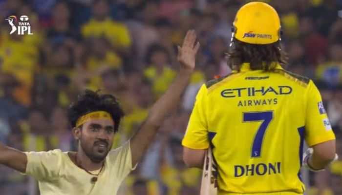 MS Dhoni&#039;s Hilarious Encounter With Pitch Invader Goes Viral - Watch 