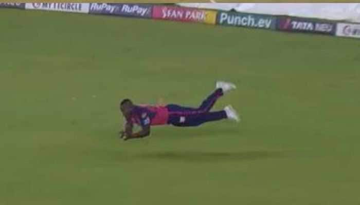 Rovman Powell&#039;s Catch To Dismiss Faf du Plessis Leaves Cricket Fans Stunned, Video Goes Viral - Watch 