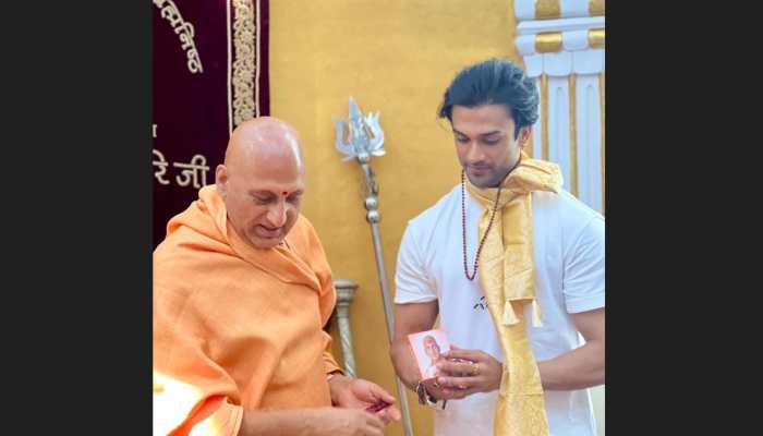 Mumbai: Actor Rishaab Chauhaan Seeks Guruji’s Blessings Before New Project Mumbai: Actor Rishaab Chauhaan Seeks Guruji’s Blessings Before New Project