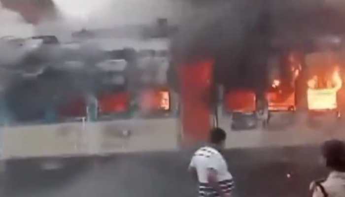 Bihar: Fire Engulfs Bogies Of EMU Trains In Lakhisarai Bihar: Fire Engulfs Bogies Of EMU Trains In Lakhisarai