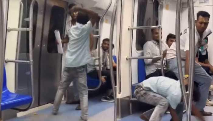 Delhi Metro Train Viral News : Man Slaps The Other With Chappal, Receives A Return ‘Thappad’ - Watch  Video