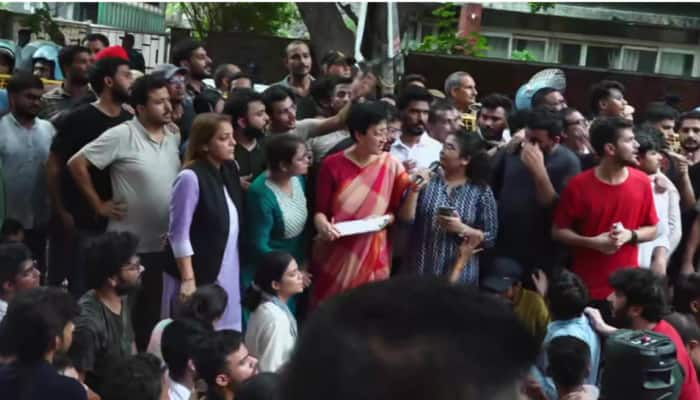 Delhi Minister Atishi, Mayor Face &#039;Go Back&#039; Chants On Meeting UPSC Students In Old Rajinder Nagar -Watch